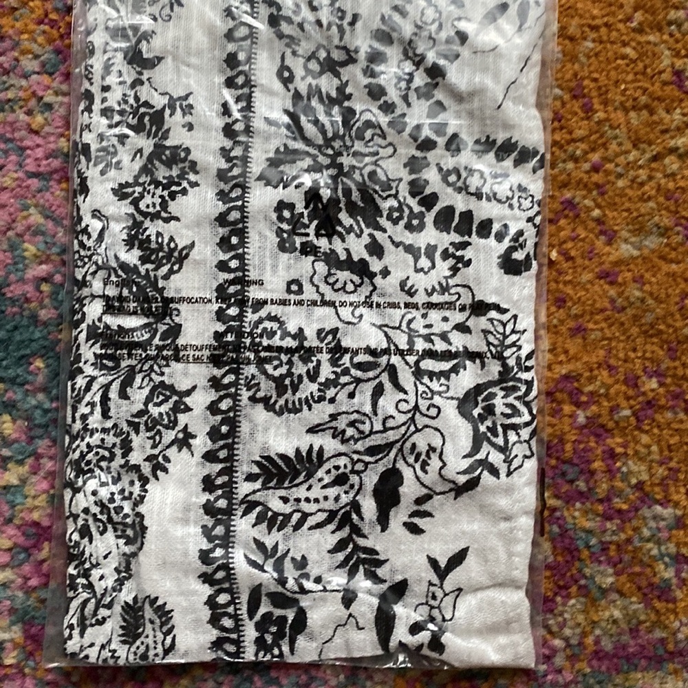 NWT Michael Stars White & Black Skinny Scarf - Picture 3 of 3